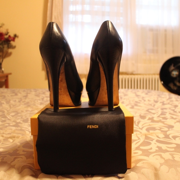 Fendi Leather Platform Pump - Picture 3 of 3